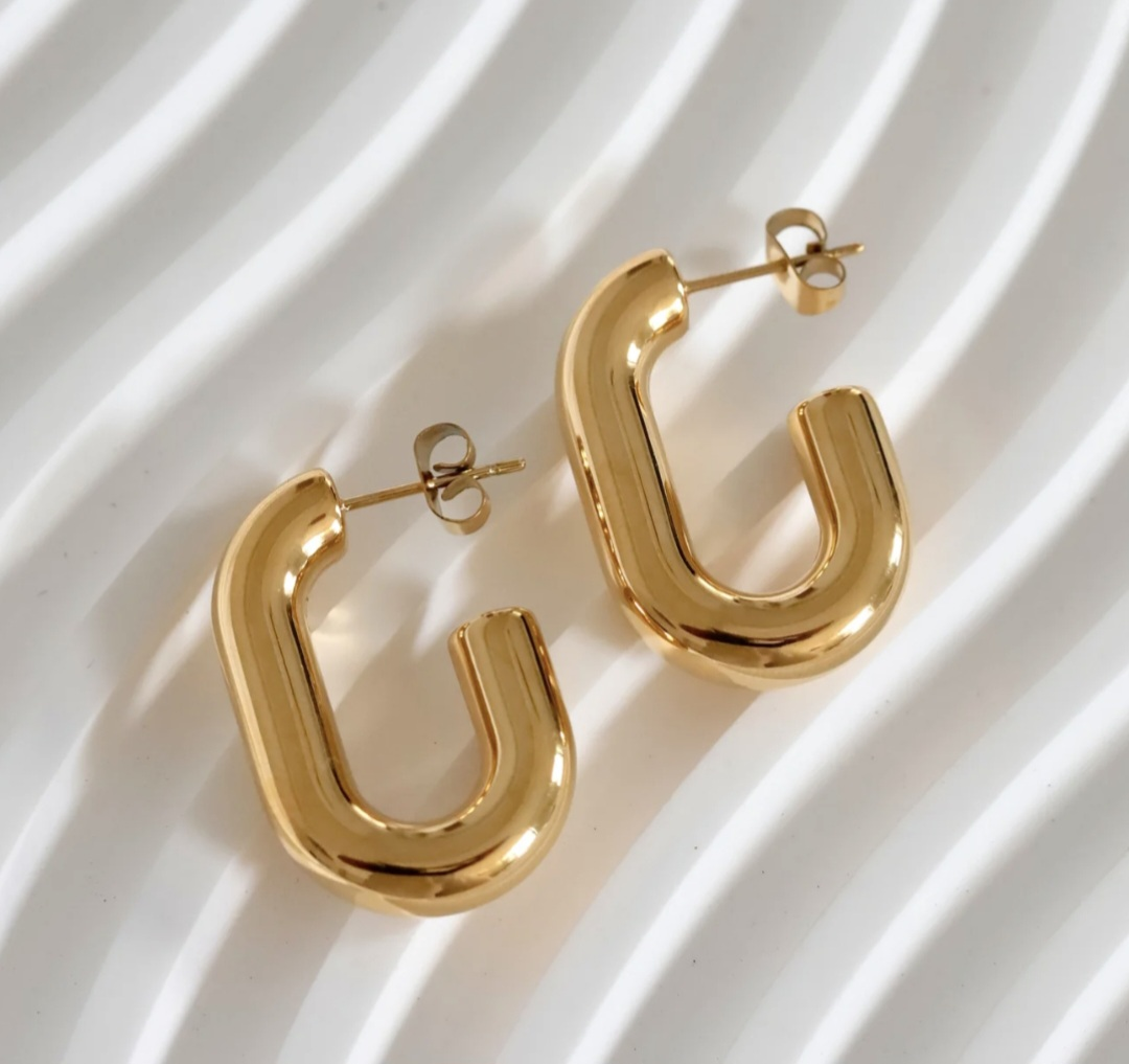 Screenshot_20260106_130627_Google Chunky Elongated Small hoops - Image 1