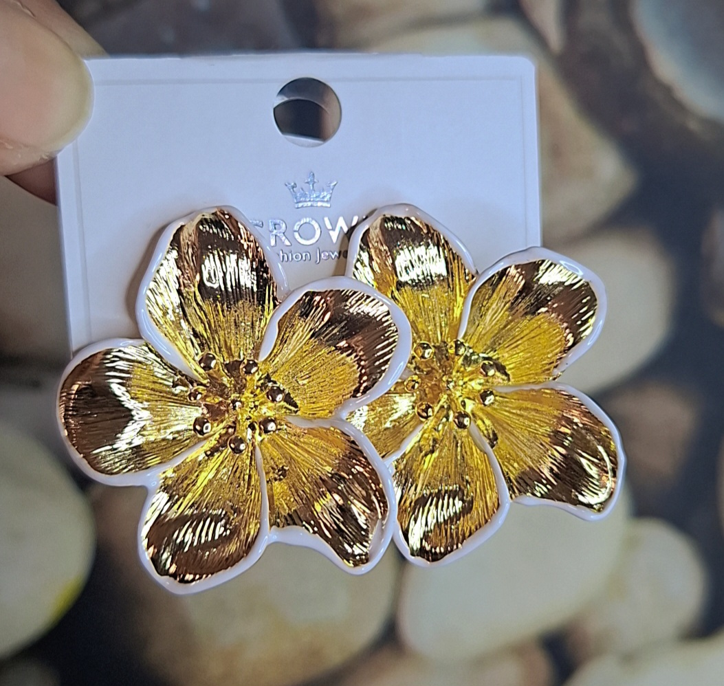 Snapchat-1291984043 White n Gold Flower Earring - Image 1