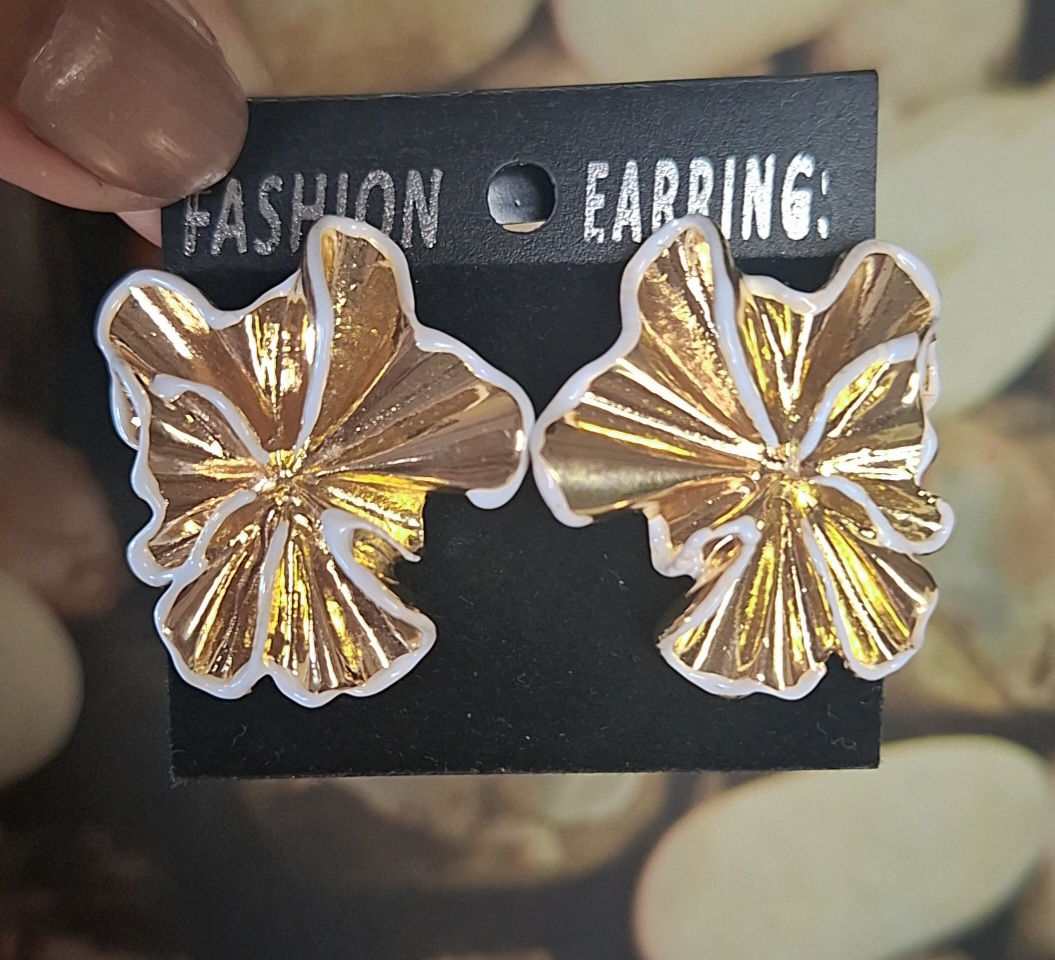 Snapchat-587853032 white flower earring - Image 1