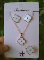 White big clover set with ring